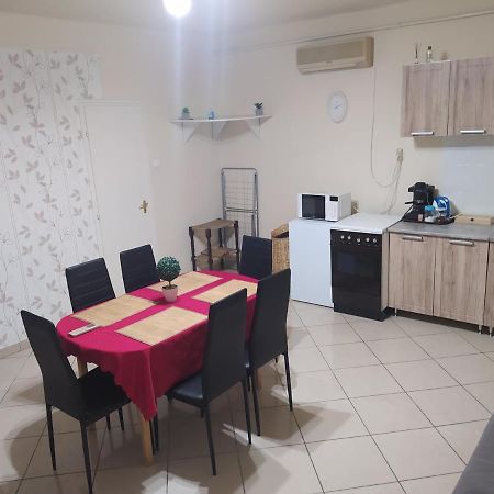 Pingpong Apartman Soltvadkert Exteriör bild