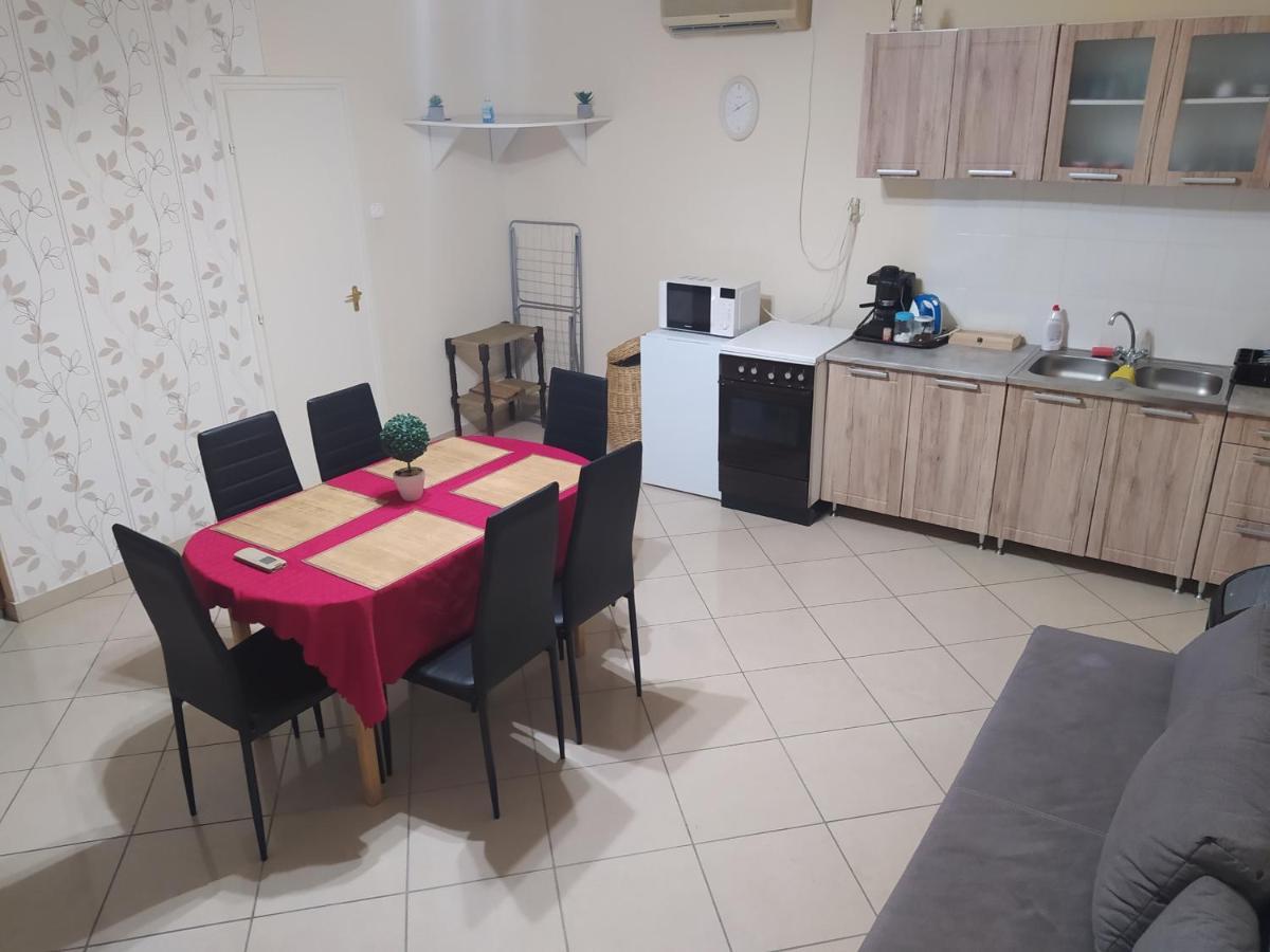 Pingpong Apartman Soltvadkert Exteriör bild